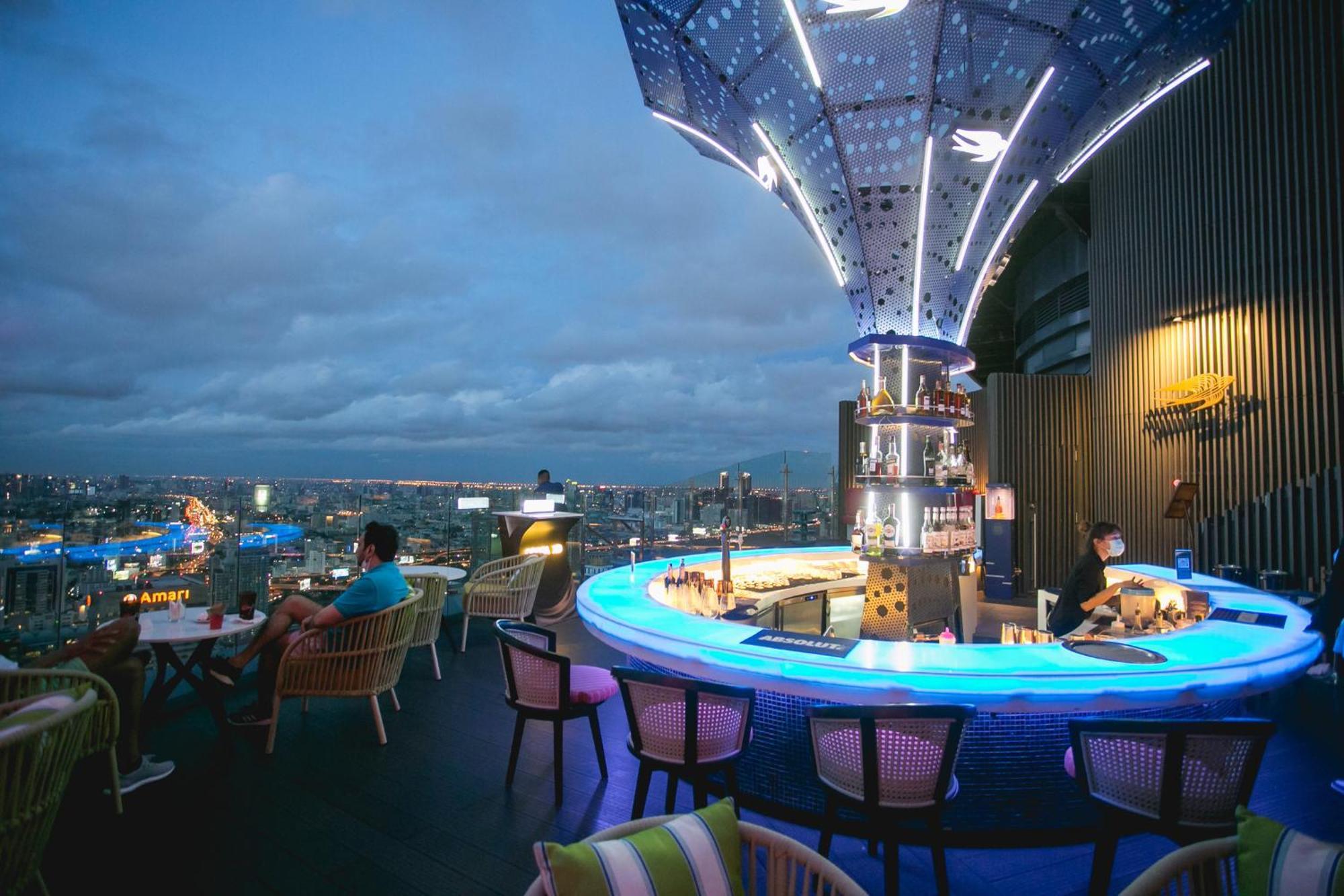 Hotel Centara Grand At Centralworld Bangkok Esterno foto The bar at the top of the hotel