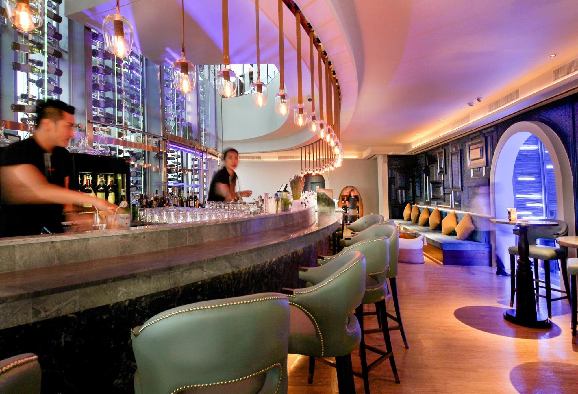 Centara Grand At Centralworld Bangkok Esterno foto The bar at the 101 bar