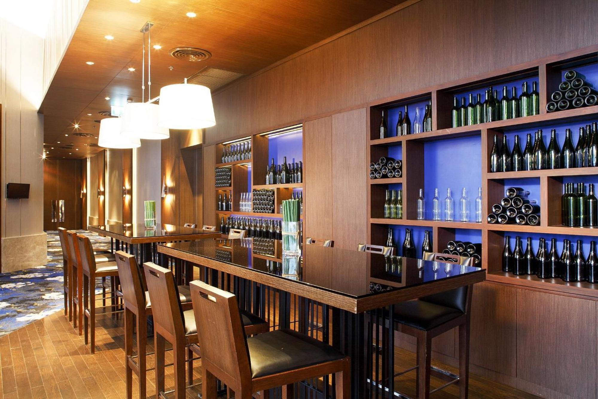 Centara Grand At Centralworld Bangkok Esterno foto The bar at the lounge