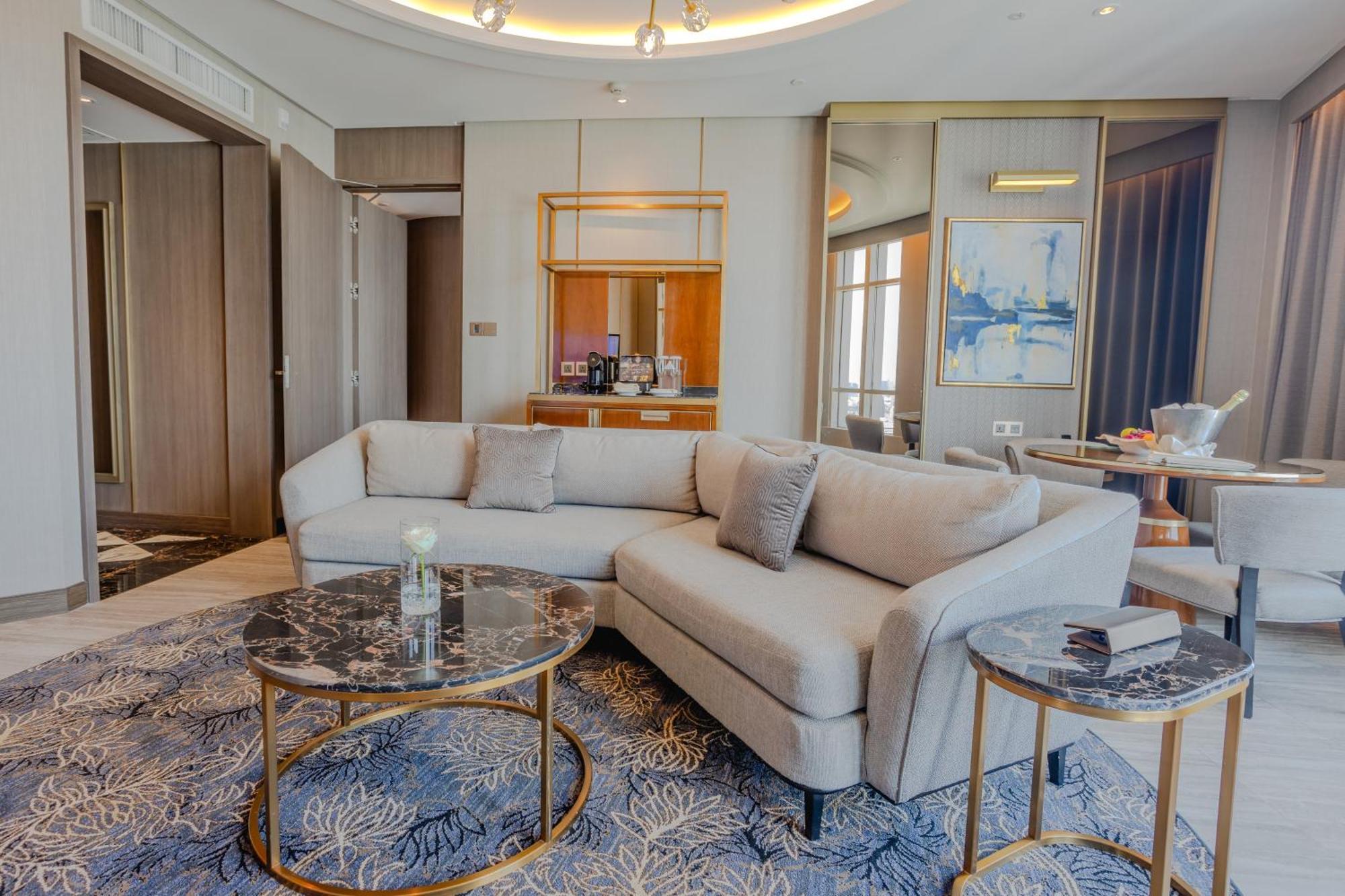 Centara Grand At Centralworld Bangkok Esterno foto A suite at the hotel
