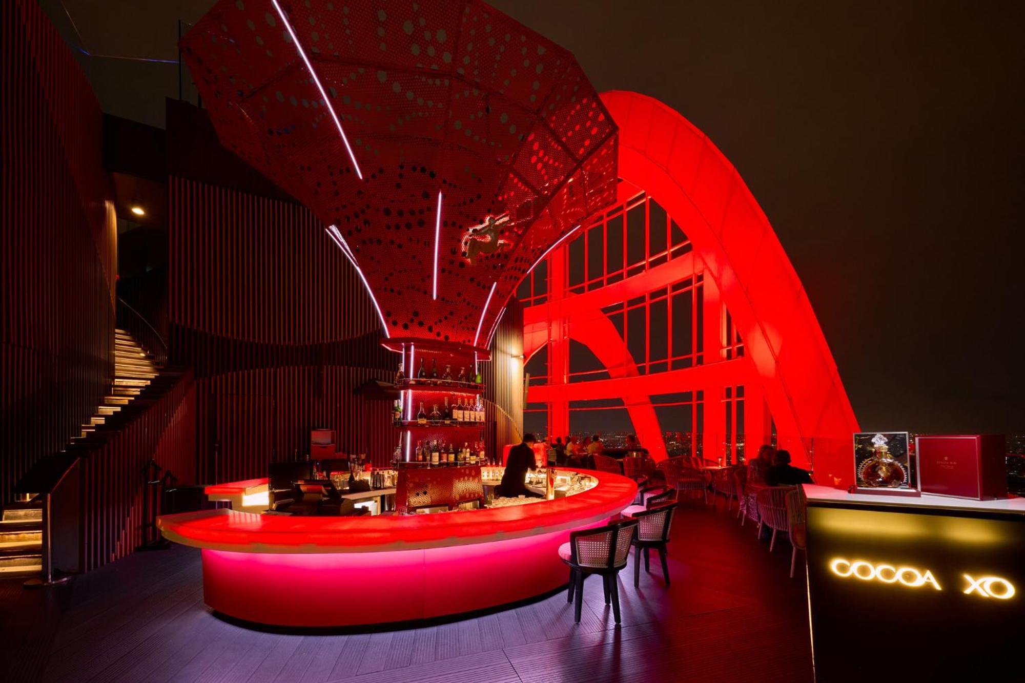 Centara Grand At Centralworld Bangkok Esterno foto The bar at the top of the hotel