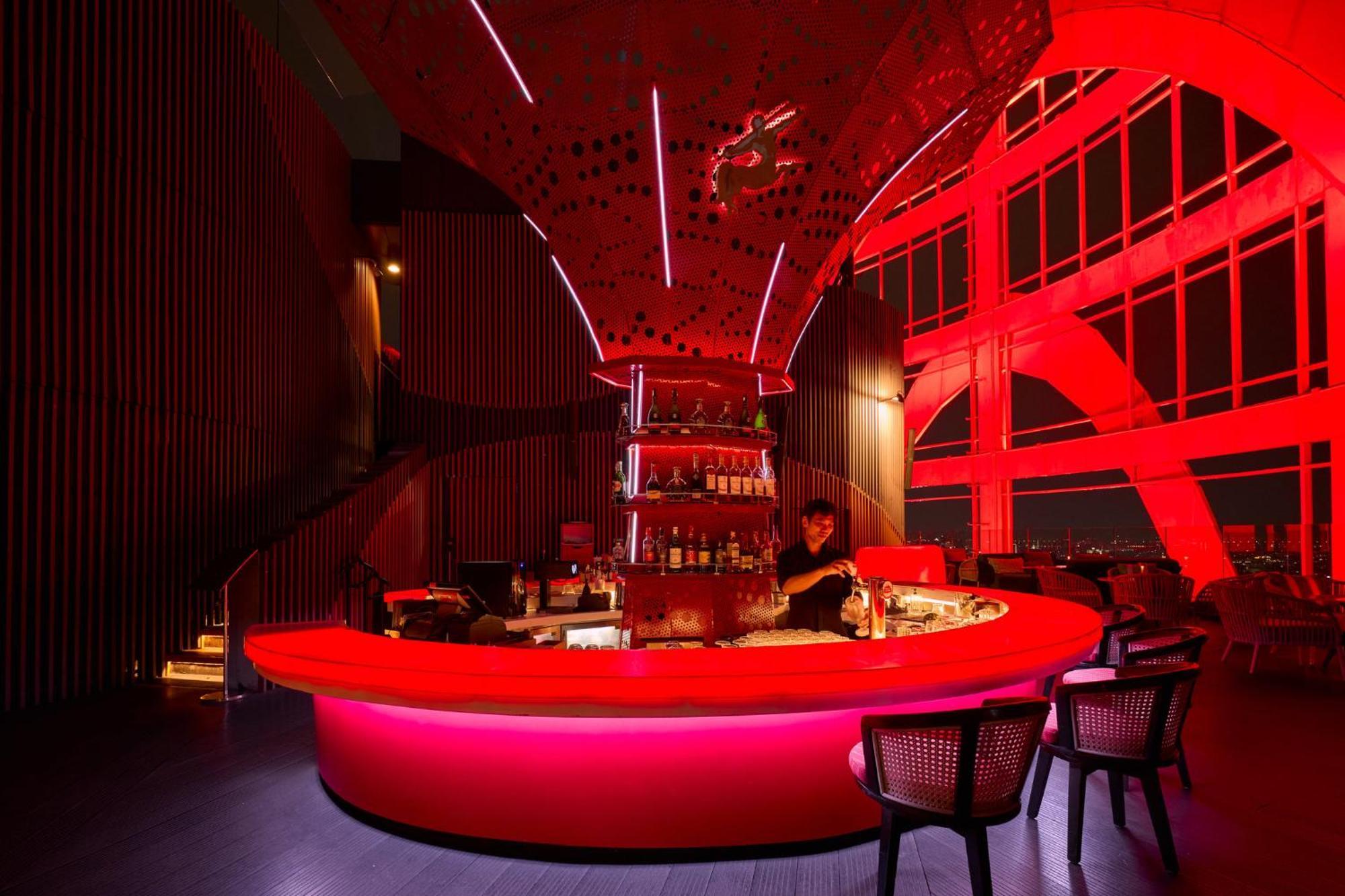 Centara Grand At Centralworld Bangkok Esterno foto The bar at the top of the tower