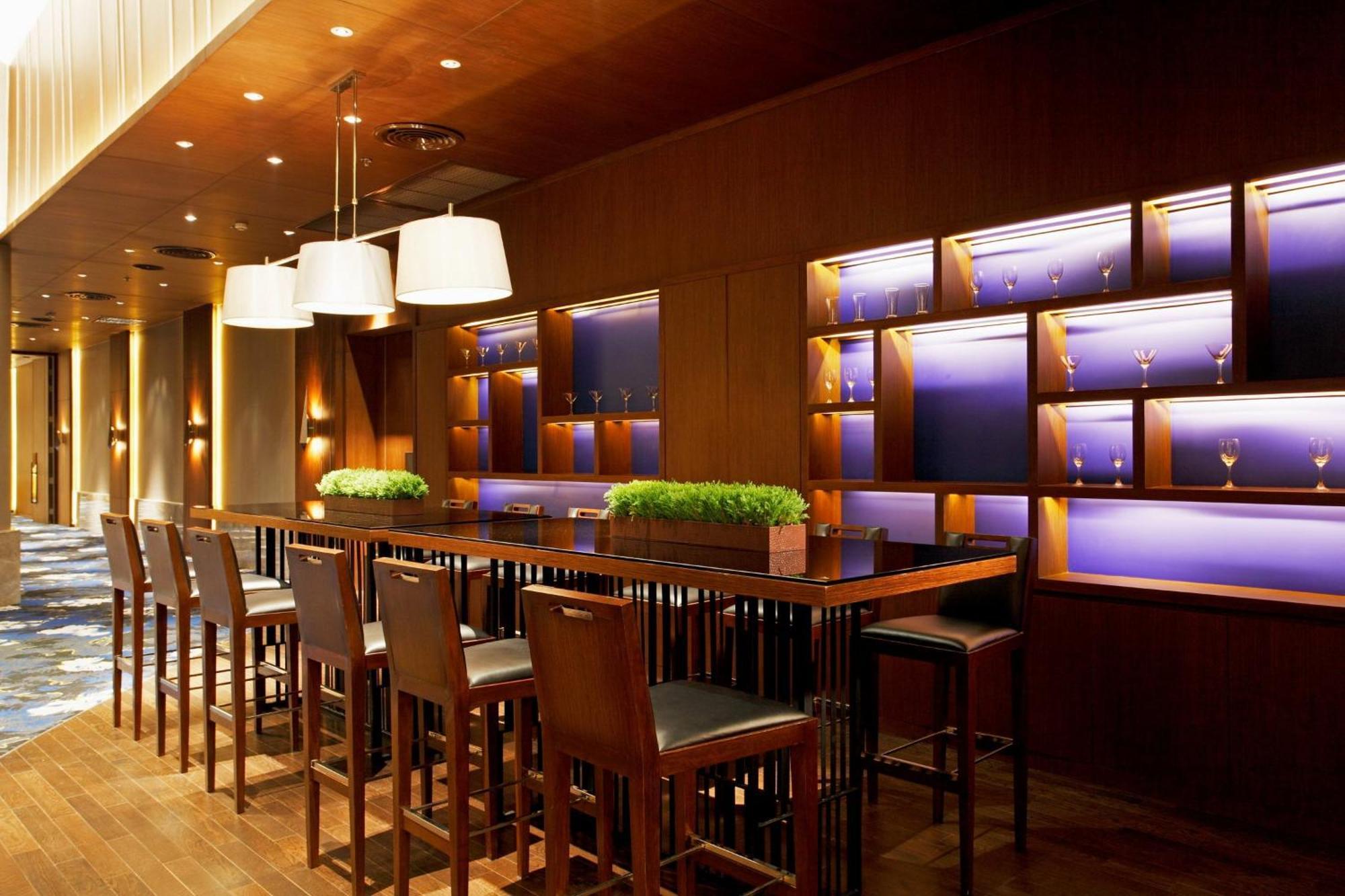 Centara Grand At Centralworld Bangkok Esterno foto The lounge at the airport