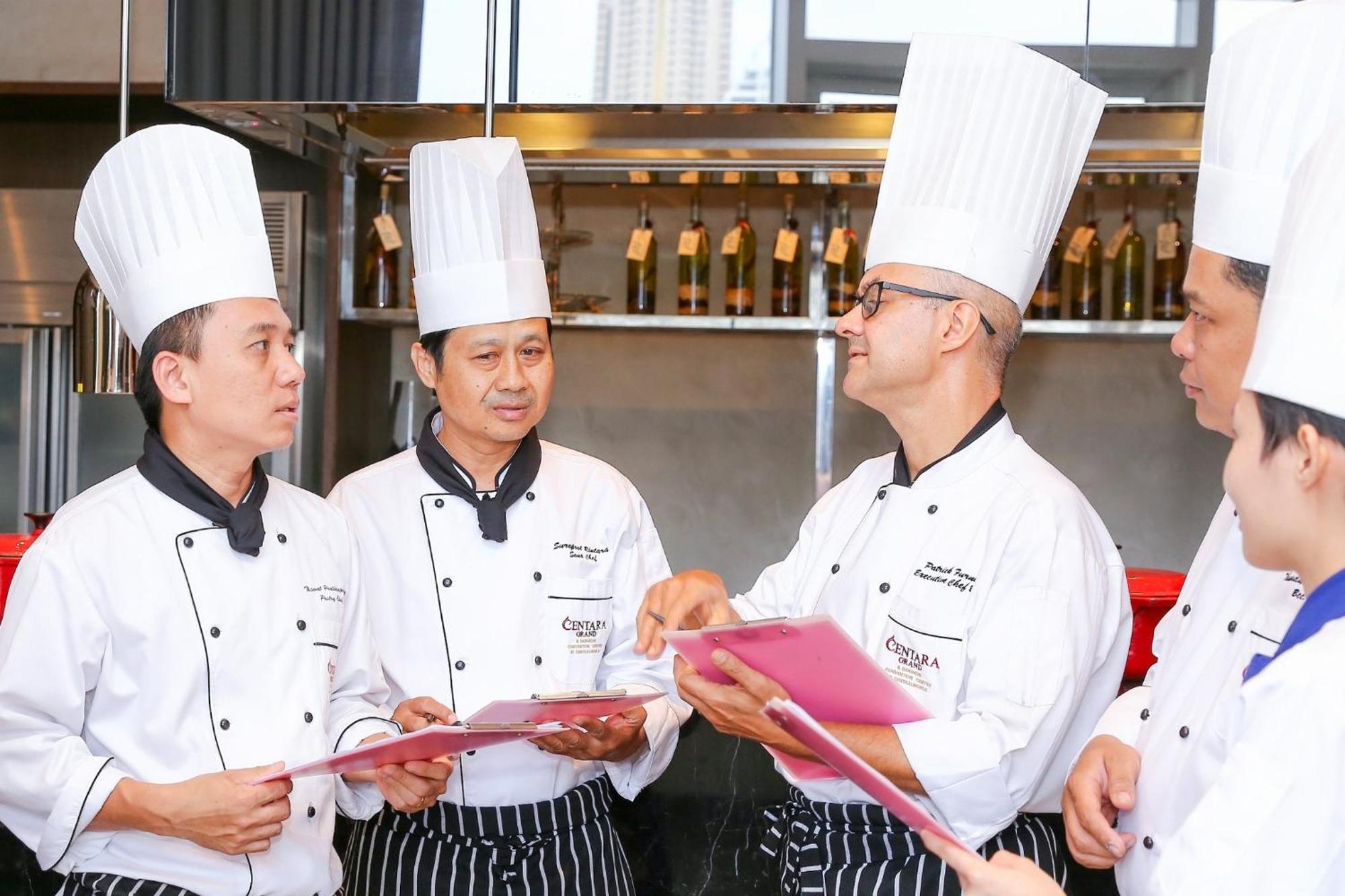 Centara Grand At Centralworld Bangkok Esterno foto Culinary students at the Asian Culinary Center