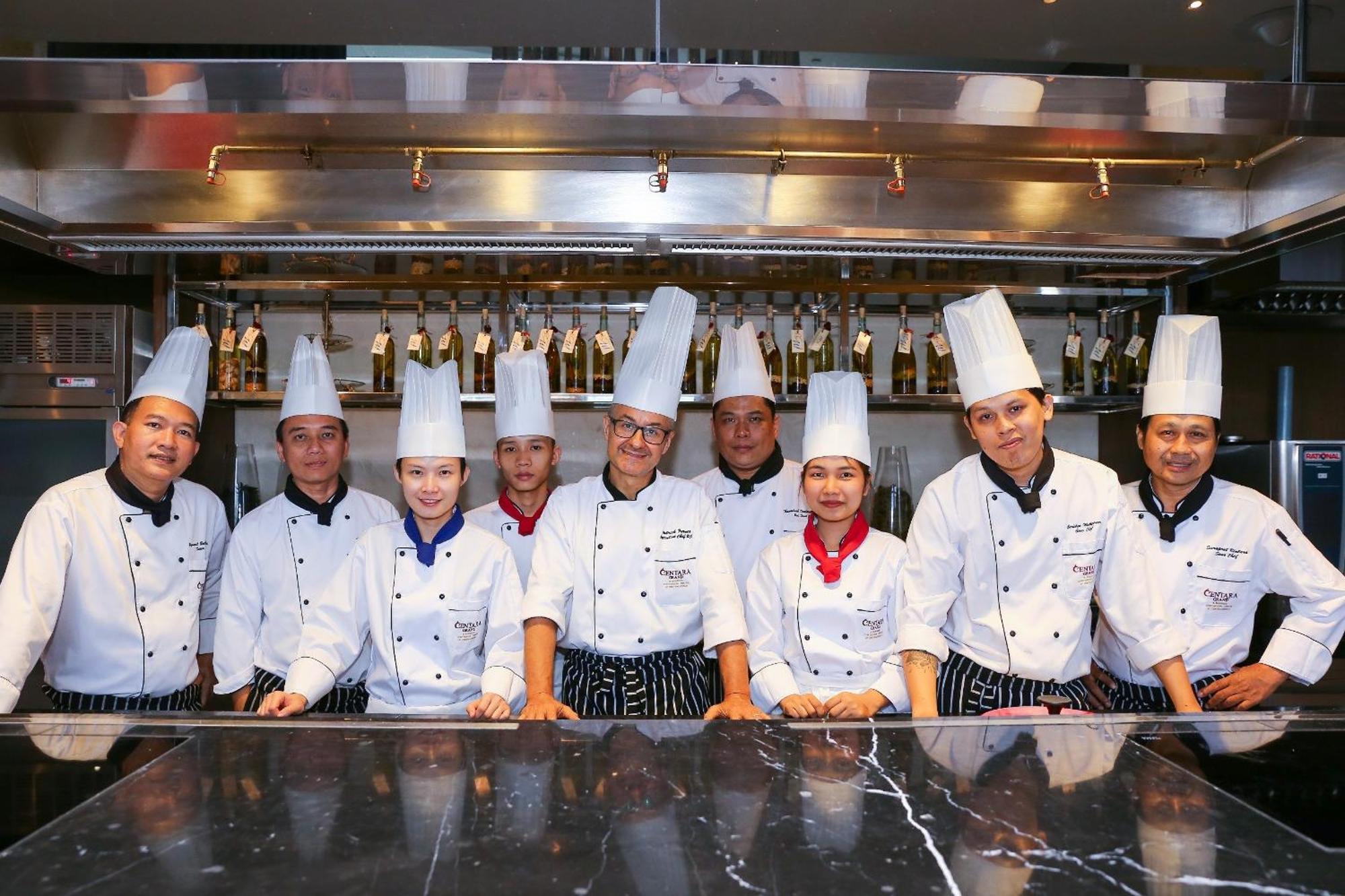Centara Grand At Centralworld Bangkok Esterno foto Culinary students at the International Culinary Center