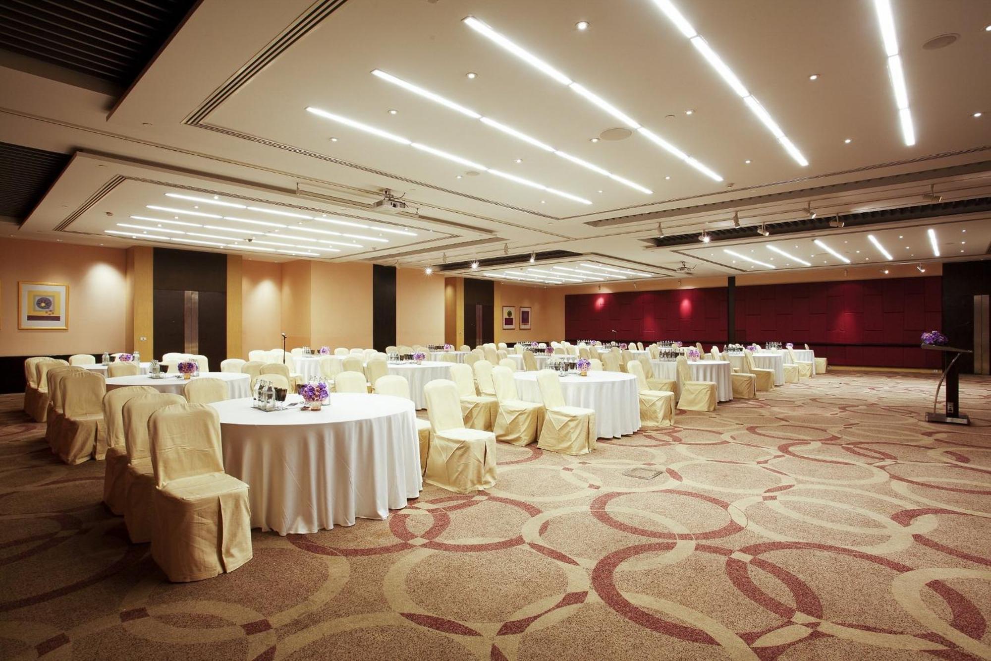 Centara Grand At Centralworld Bangkok Esterno foto The ballroom at the hotel