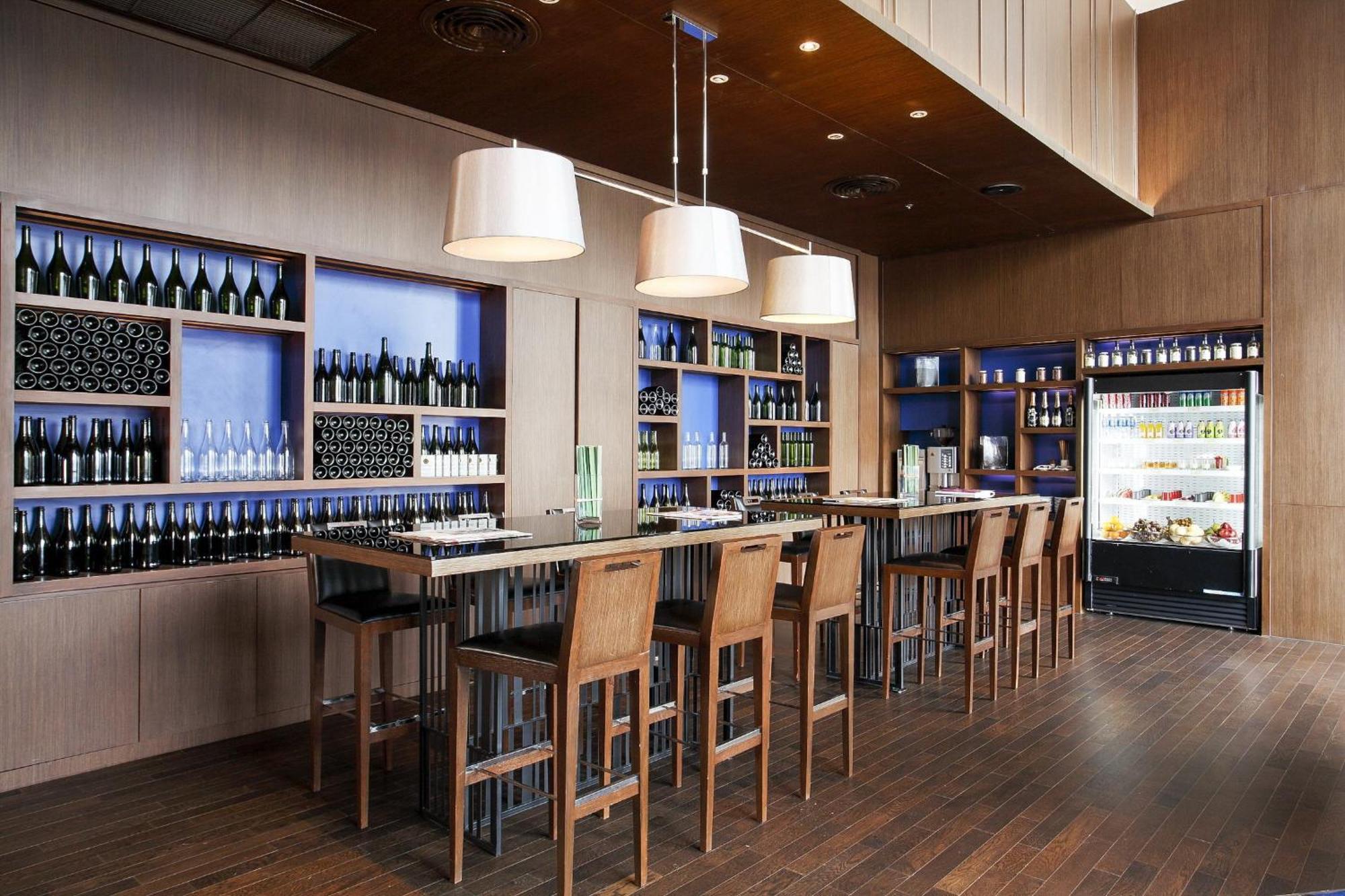 Centara Grand At Centralworld Bangkok Esterno foto The bar at the restaurant