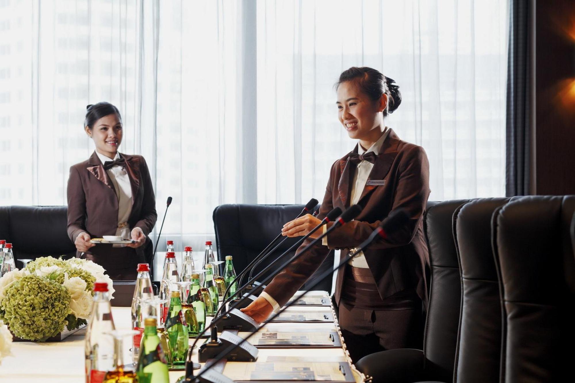 Centara Grand At Centralworld Bangkok Esterno foto A meeting in progress at the hotel