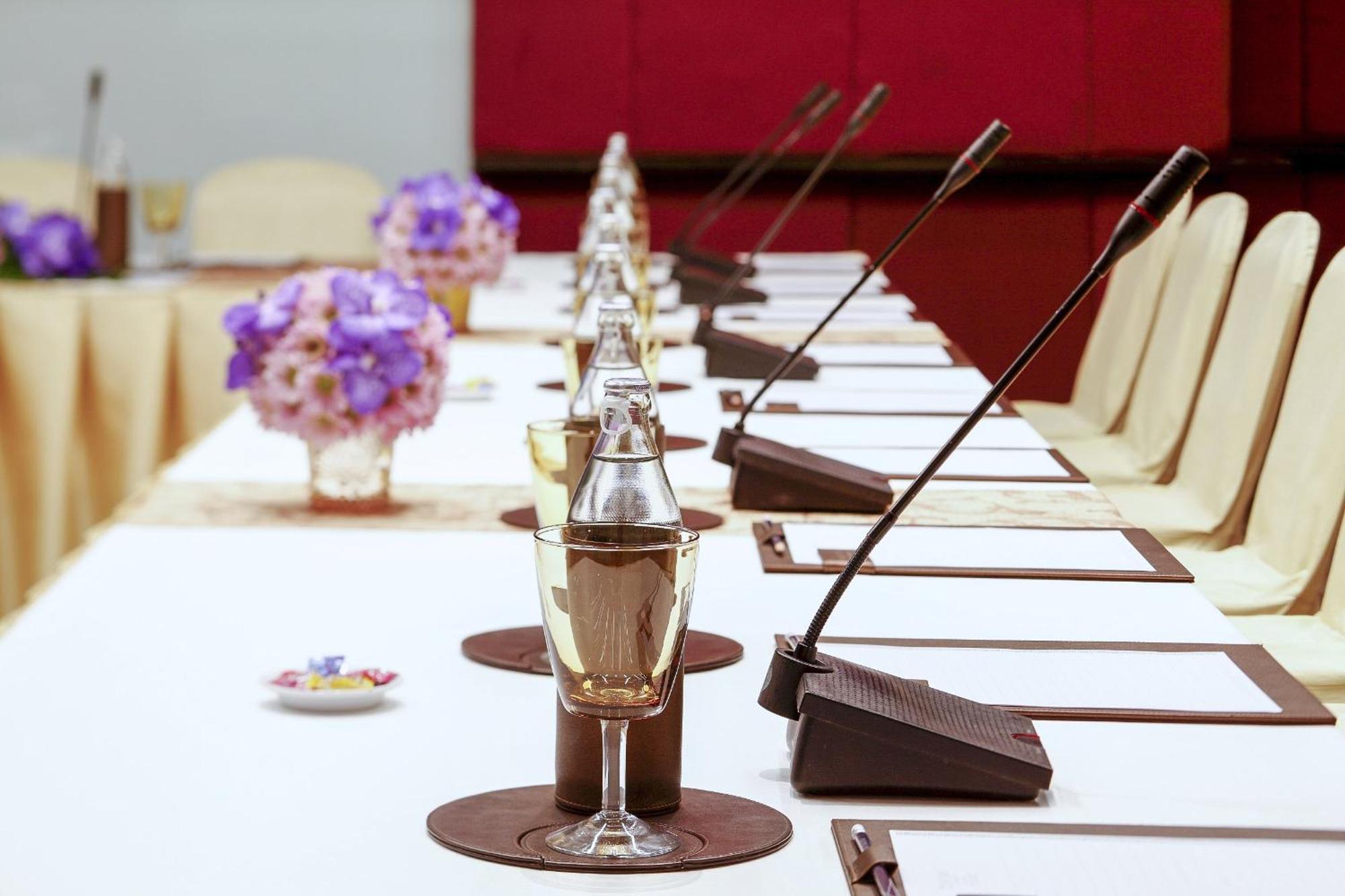 Centara Grand At Centralworld Bangkok Esterno foto A table microphone