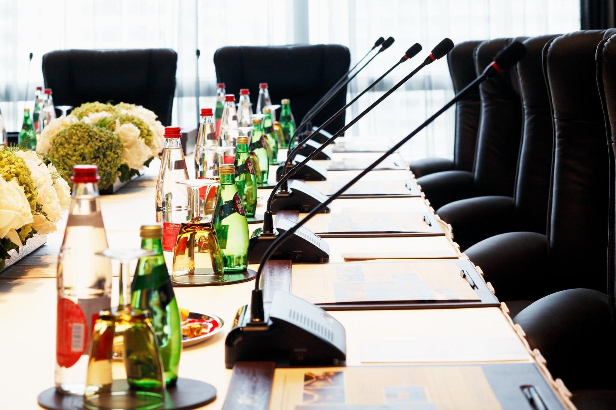 Centara Grand At Centralworld Bangkok Esterno foto A conference table with microphones
