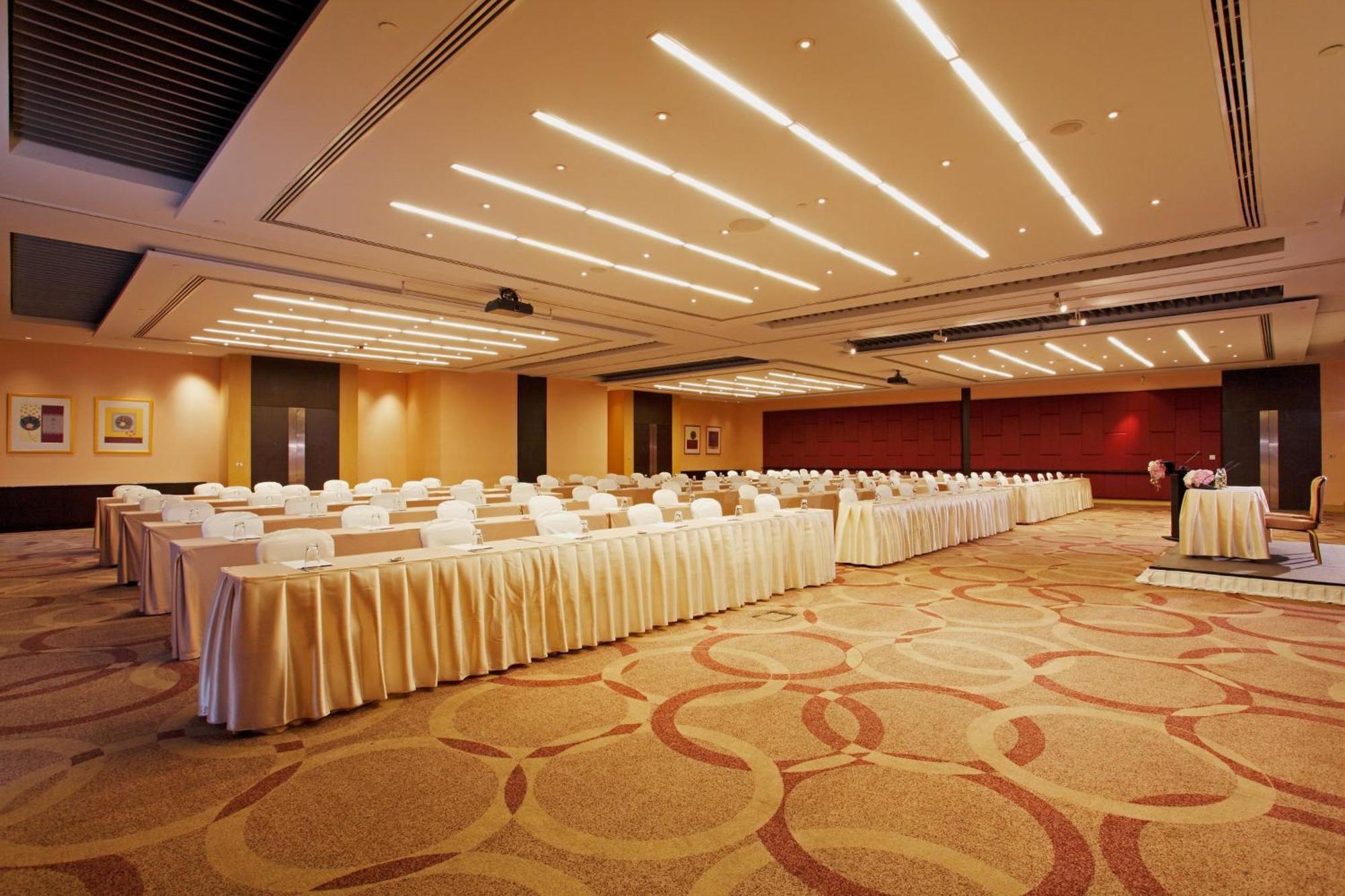 Centara Grand At Centralworld Bangkok Esterno foto The ballroom