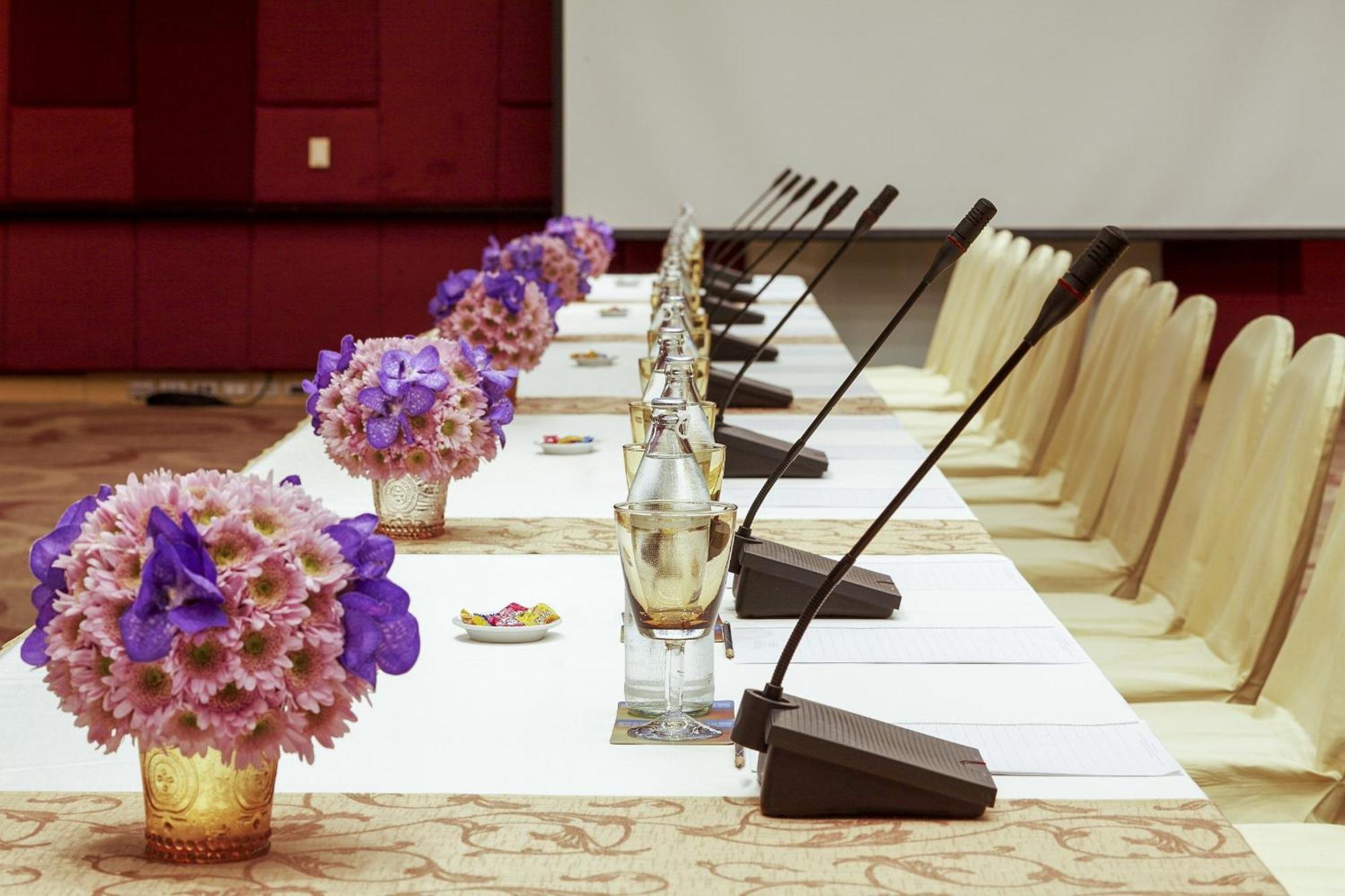 Centara Grand At Centralworld Bangkok Esterno foto A table with microphones
