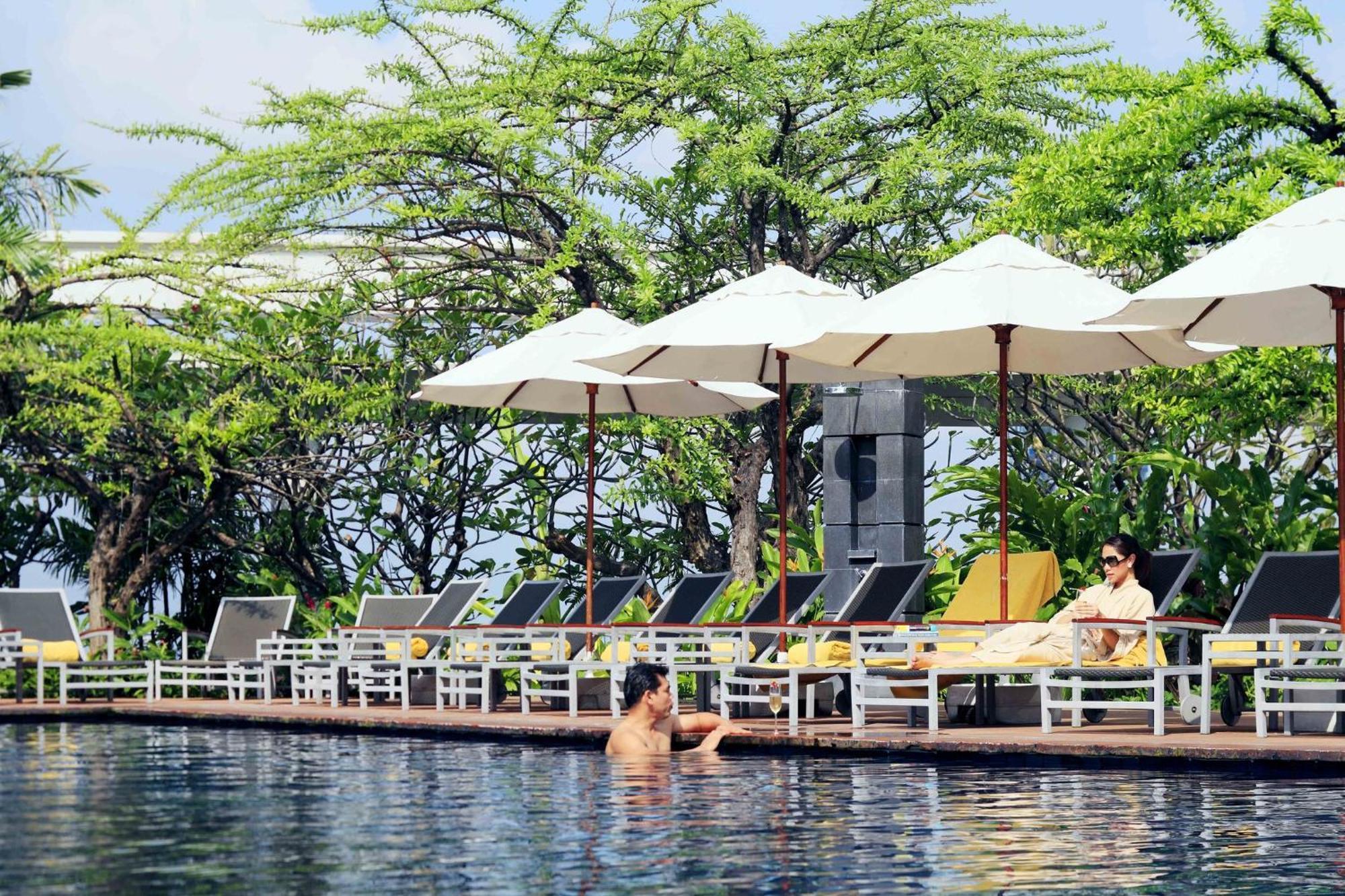Centara Grand At Centralworld Bangkok Esterno foto The pool at the hotel