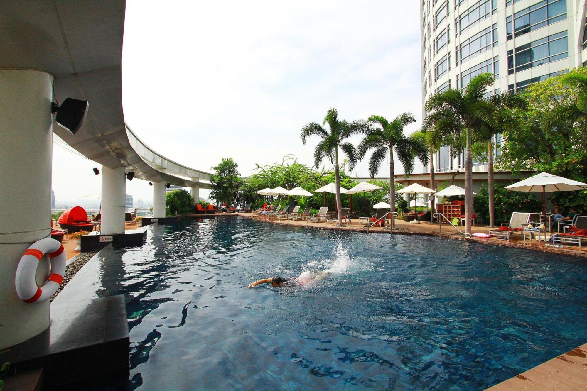 Centara Grand At Centralworld Bangkok Esterno foto The pool at the hotel