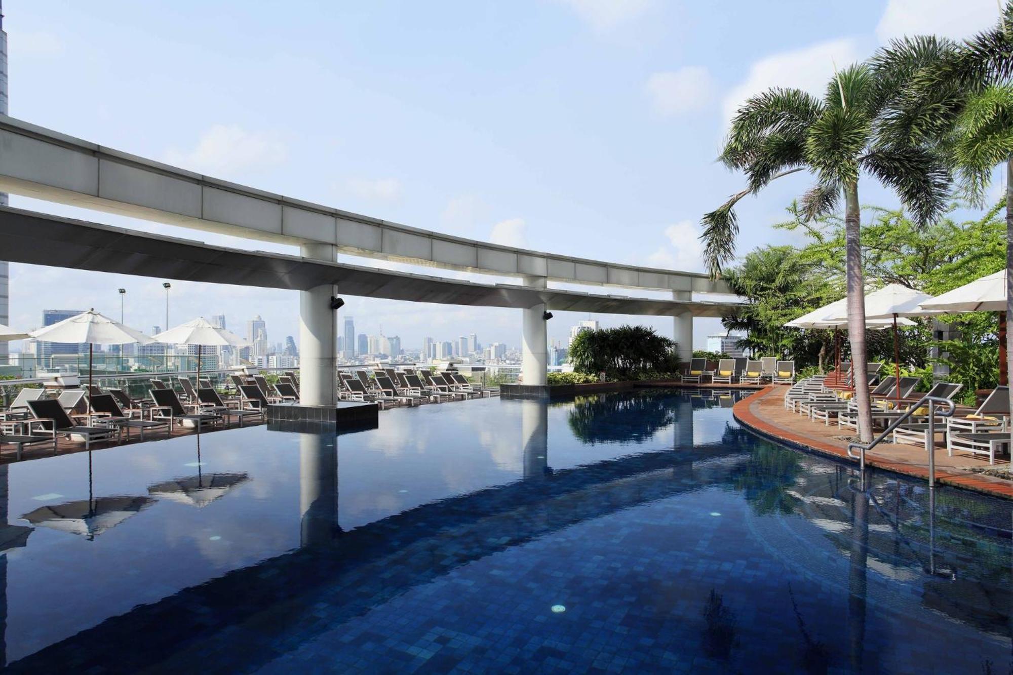 Centara Grand At Centralworld Bangkok Esterno foto The pool at the hotel