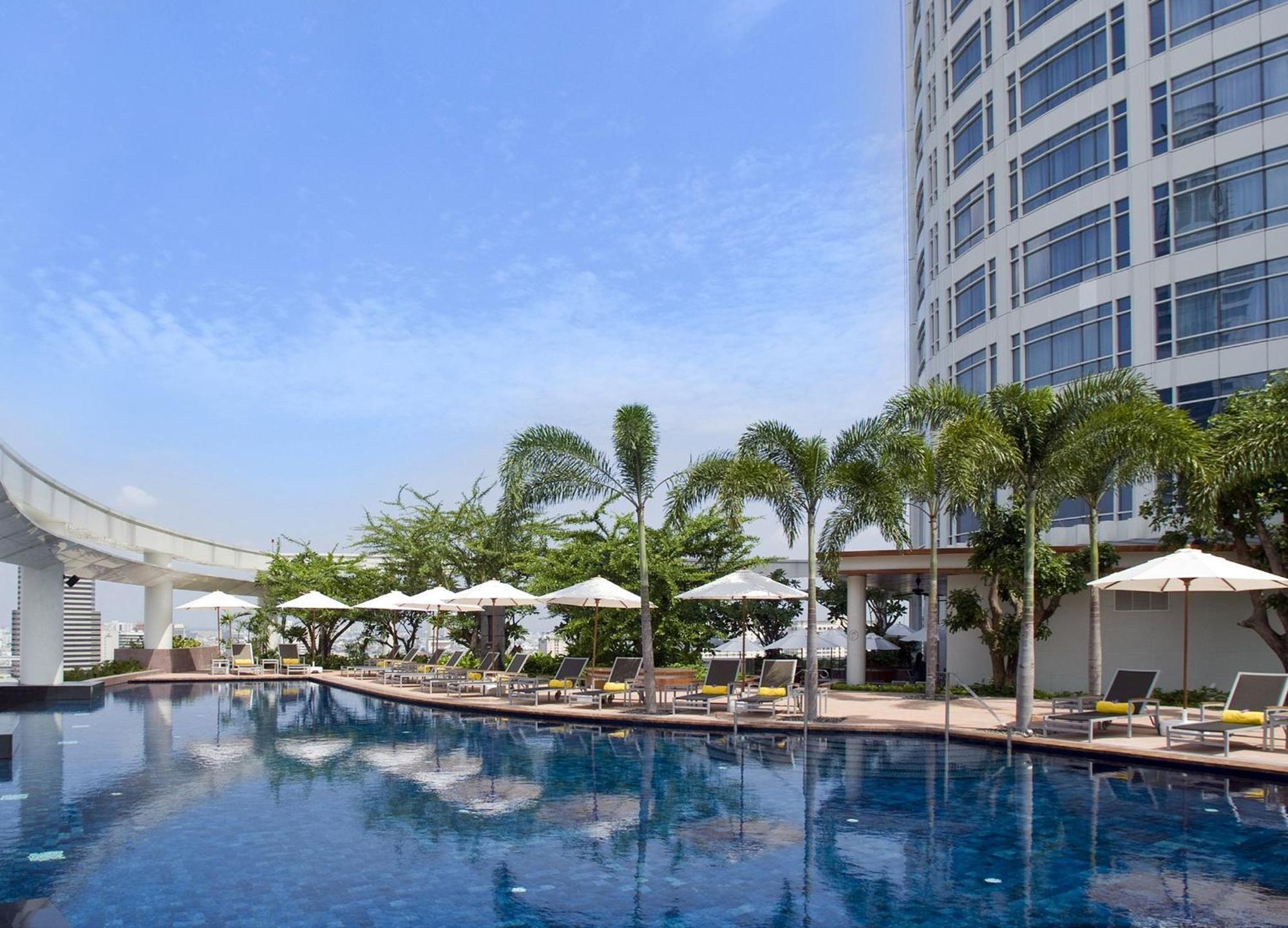 Centara Grand At Centralworld Bangkok Esterno foto The pool at the hotel