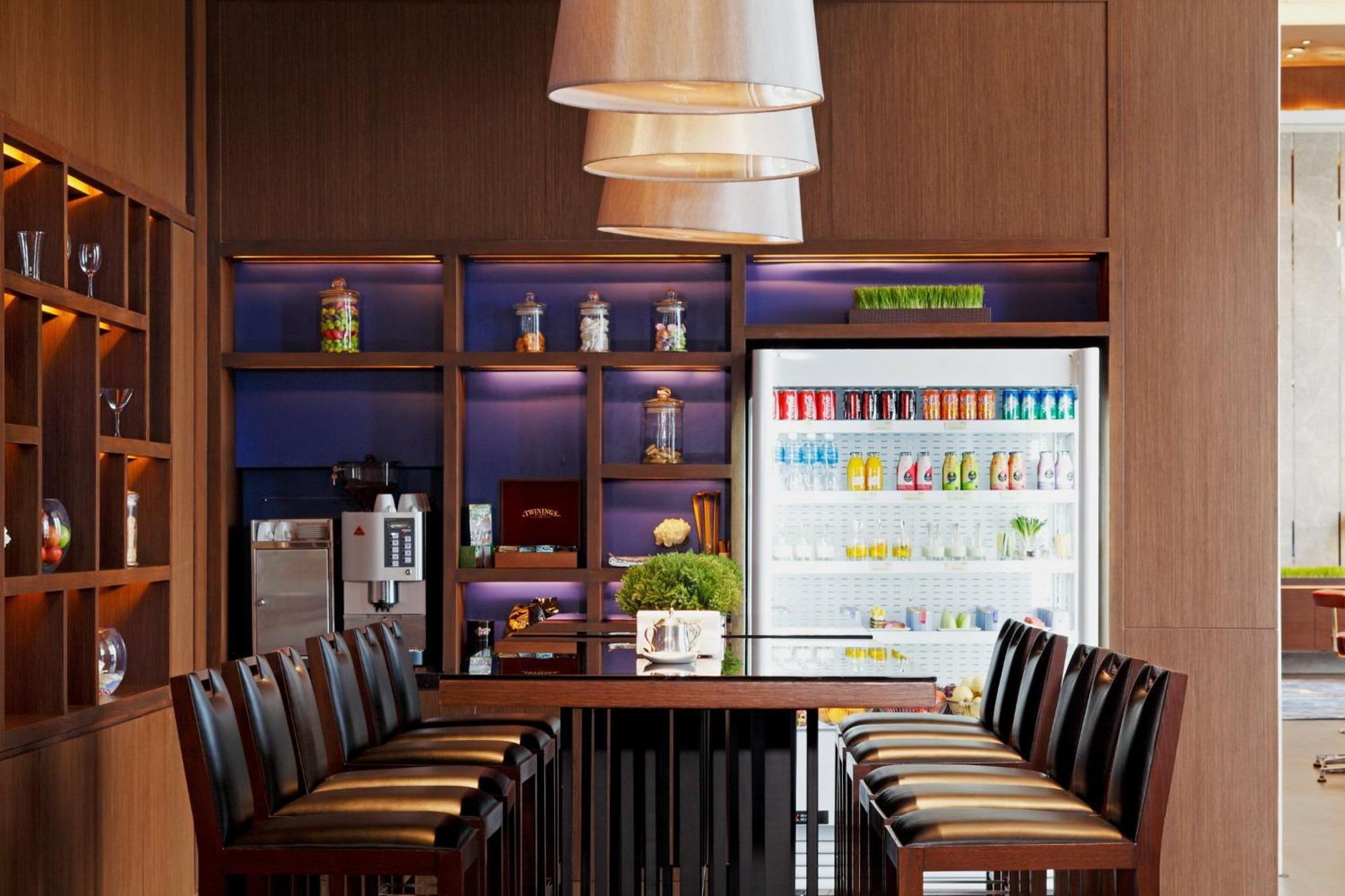 Centara Grand At Centralworld Bangkok Esterno foto The bar at the lounge